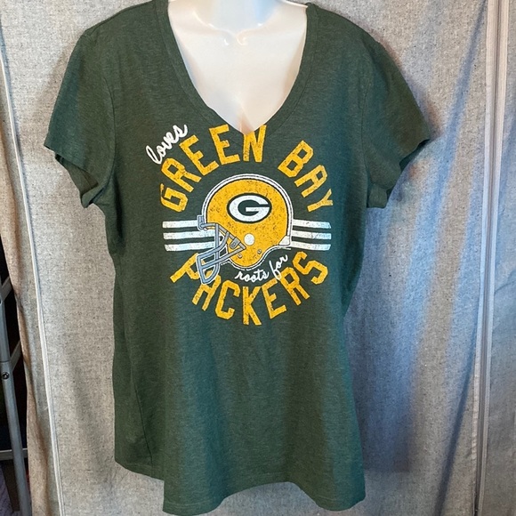 NFL Tops - Green Bay Packers Tee Size XL. Free matching earrings with purchase